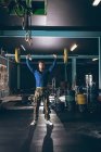 Homme musclé faisant de l'exercice avec haltère dans la salle de fitness — Photo de stock