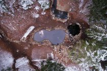 Vista aérea de dos personas tumbadas en la piscina termal durante el invierno - foto de stock