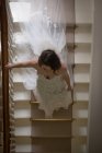 Blick von oben auf die Braut, die zu Hause die Stufen hinuntergeht — Stockfoto