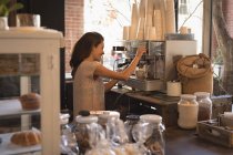 Усміхаючись приготування чашки кави в кафе офіціанткою — стокове фото