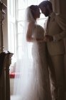 Sposo e sposo in piedi faccia a faccia sulle scale a casa — Foto stock