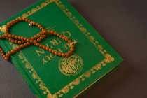 Nahaufnahme von Gebetsperlen auf heiligem Quran — Stockfoto