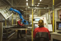 Trabalhador feminino operando máquina na fábrica — Fotografia de Stock