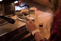 Frau bereitet Kaffee am Tresen im Café zu — Stockfoto