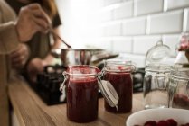 Framboesa tigela com geléia na cozinha em casa — Fotografia de Stock