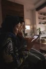 Madre e figlia musulmana che utilizzano tablet digitale a casa — Foto stock