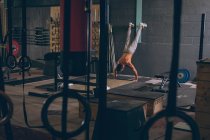 Визначено м'язової людина тренувань у фітнес-студія — стокове фото