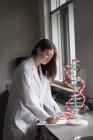 Teenager-Mädchen experimentiert im Labor mit Molekülmodell — Stockfoto