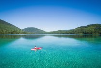 Kayaker kayaking in shallow turquoise water on a sunny day — Stock Photo