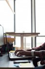 Esecutivo femminile che utilizza laptop sulla scrivania in ufficio — Foto stock