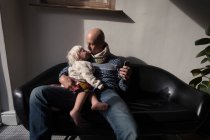 Vater spielt mit Tochter im heimischen Wohnzimmer. — Stockfoto