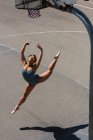 Giovane ballerina che balla nel campo da basket — Foto stock