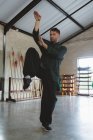 Karate fighter training arti marziali in palestra . — Foto stock