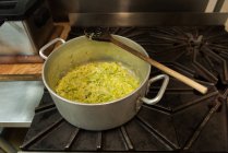 Nahaufnahme eines Kochlöffels mit gekochtem Gemüse im Topf — Stockfoto