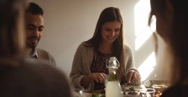Freunde interagieren beim Essen am Tisch — Stockfoto