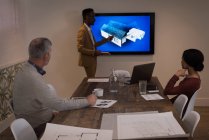 Executivo dando uma apresentação na sala de reuniões no escritório criativo — Fotografia de Stock