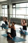Femmes déterminées pratiquant l'exercice d'étirement dans un studio de fitness . — Photo de stock