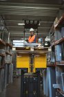 Arbeiterin überprüft Maschinenteil in Fabrik — Stockfoto