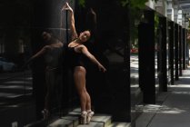 Female ballet dancer dancing on the sidewalk — Stock Photo