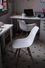 Local de trabalho com mesas no escritório moderno de estúdio de design . — Fotografia de Stock