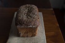 Vista de close-up de pão de pão na mesa — Fotografia de Stock