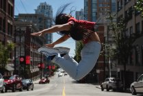Danseuse de rue dansant dans la rue par une journée ensoleillée — Photo de stock