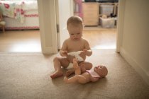 Menina bebê brincando com brinquedo em casa — Fotografia de Stock