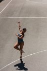 Jeune danseuse de ballet dansant sur le terrain de basket — Photo de stock