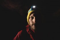 Primo piano del volto dell'escursionista che indossa una torcia udita — Foto stock