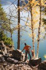 Scalatori che scalano la montagna rocciosa in una giornata di sole — Foto stock