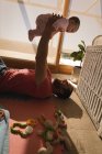 Padre jugando con el niño en el suelo en casa . - foto de stock