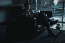 Geschäftsmann nutzt digitales Tablet in Büro-Lobby — Stockfoto