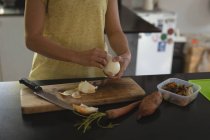 Metà sezione di donna peeling dolce calce in cucina — Foto stock