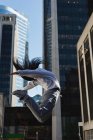 Bailarina bailando en la ciudad en un día soleado - foto de stock
