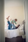 Mãe brincando com seu bebê menina no quarto em casa — Fotografia de Stock