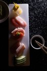 Mesa de sushi arreglada en un restaurante en un día soleado - foto de stock