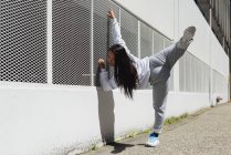 Tänzerin tanzt an einem sonnigen Tag in der Stadt — Stockfoto