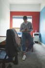 Человек, использующий мобильный телефон в спальне дома . — стоковое фото