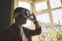 Primo piano dell'uomo utilizzando cuffie realtà virtuale in salotto . — Foto stock