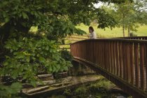 Bella donna in piedi sul ponte pedonale — Foto stock