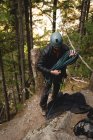Entschlossener Bergsteiger bereitet sich auf den Aufstieg vor — Stockfoto