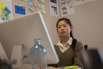 Esecutivo femminile che lavora al computer in ufficio — Foto stock