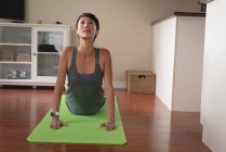Donna che esegue yoga in soggiorno a casa — Foto stock