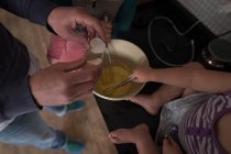 Vater mit Kindern, die zu Hause in der Küche Essen zubereiten, Nahaufnahme. — Stockfoto