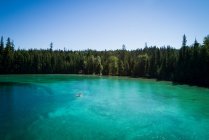 Каякер каякинг в мілководді бірюзової води в сонячний день — стокове фото