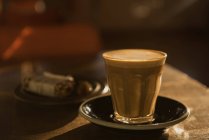 Nahaufnahme von cremigem Espresso auf dem Tisch — Stockfoto
