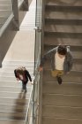 Высокий угол обзора студентов, идущих по лестнице — стоковое фото