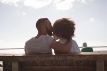 Uomo baciare donna sulla fronte vicino marciapiede — Foto stock