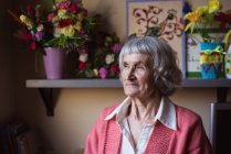 Sorrindo mulher idosa sentada em casa de repouso — Fotografia de Stock