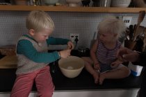 Kinder bereiten Essen zu Hause in der Küche zu. — Stockfoto